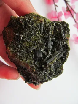 243g Natural Green Tourmaline Vug stones Crystal Specimens Healing Unique Home Decorations Furnishing Articles Crafts collection
243g Natural Green Tourmaline Vug stones Crystal Specimens Healing Unique Home Decorations Furnishing Articles Crafts collection