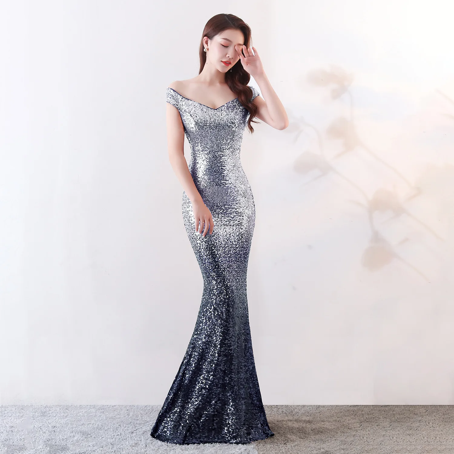 Corzzet Sexy V-Neck Off Shoulder Long Mermaid Elegant Dresses Silver Gradient Dress Backless Party Dress Vestido De Festa
Corzzet Sexy V-Neck Off Shoulder Long Mermaid Elegant Dresses Silver Gradient Dress Backless Party Dress Vestido De Festa