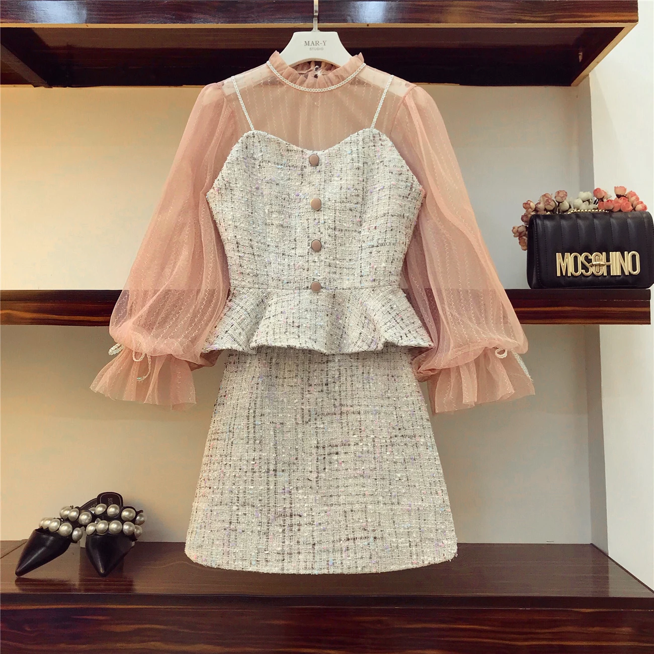 2018 Autumn Women's Small Fragrant Wind Three Piece Sets Lantern Sleeve Gauze Shirt + Suspenders Tweed Coat + Slim Mini Skirt
2018 Autumn Women's Small Fragrant Wind Three Piece Sets Lantern Sleeve Gauze Shirt + Suspenders Tweed Coat + Slim Mini Skirt