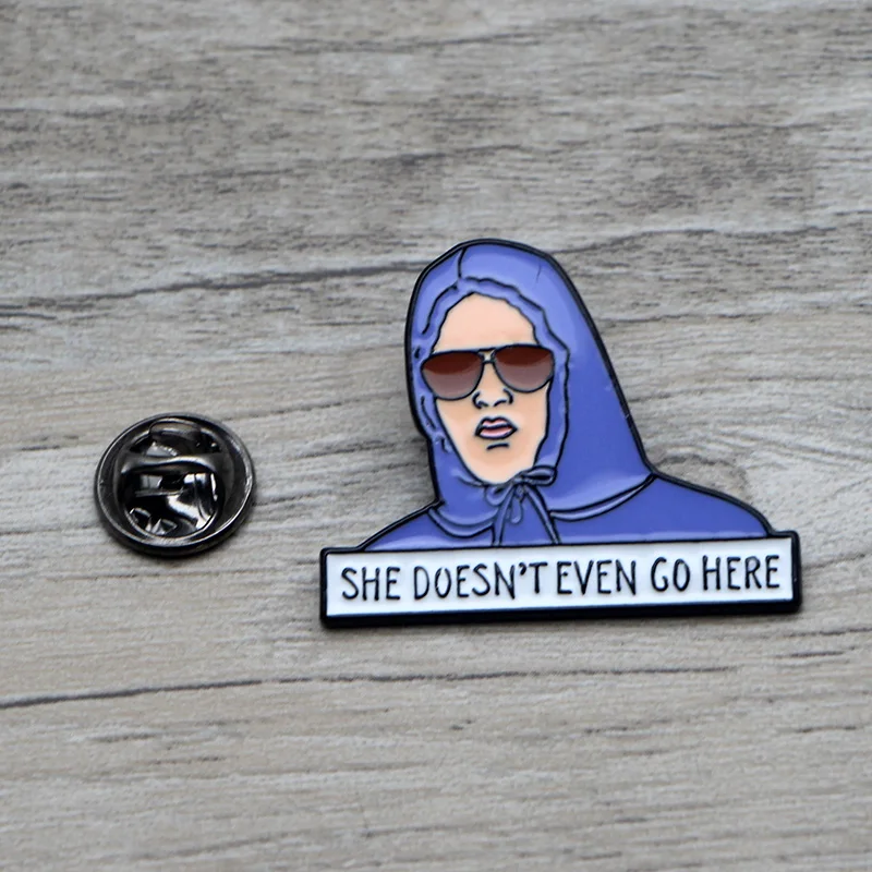 L3775 Mean Girls She Doesn't Even Go Here Metal Brooches and Pins Enamel Pin for Backpack/Bag Badge Brooch Collar Jewelry
L3775 Mean Girls She Doesn't Even Go Here Metal Brooches and Pins Enamel Pin for Backpack/Bag Badge Brooch Collar Jewelry