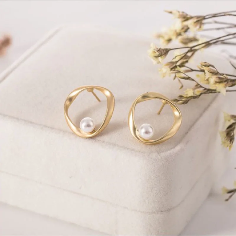 Geometric Peal Metal Round Stud Earrings 2019 Fashion Handmade Simple Scrub Matte Metal Irregular Circle Pearl Stud Earrings
Geometric Peal Metal Round Stud Earrings 2019 Fashion Handmade Simple Scrub Matte Metal Irregular Circle Pearl Stud Earrings