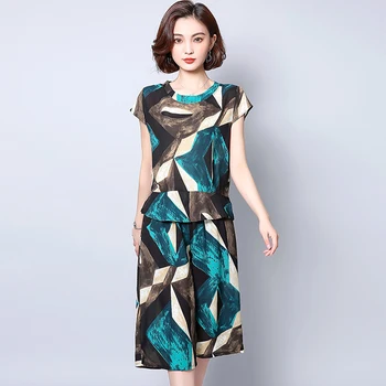 2018 Summer Plus Size 2 piece Set Women 7 points pants set Bandage short Sleeves Top+fashion Pants women clothing set 2 colors 
2018 Summer Plus Size 2 piece Set Women 7 points pants set Bandage short Sleeves Top+fashion Pants women clothing set 2 colors