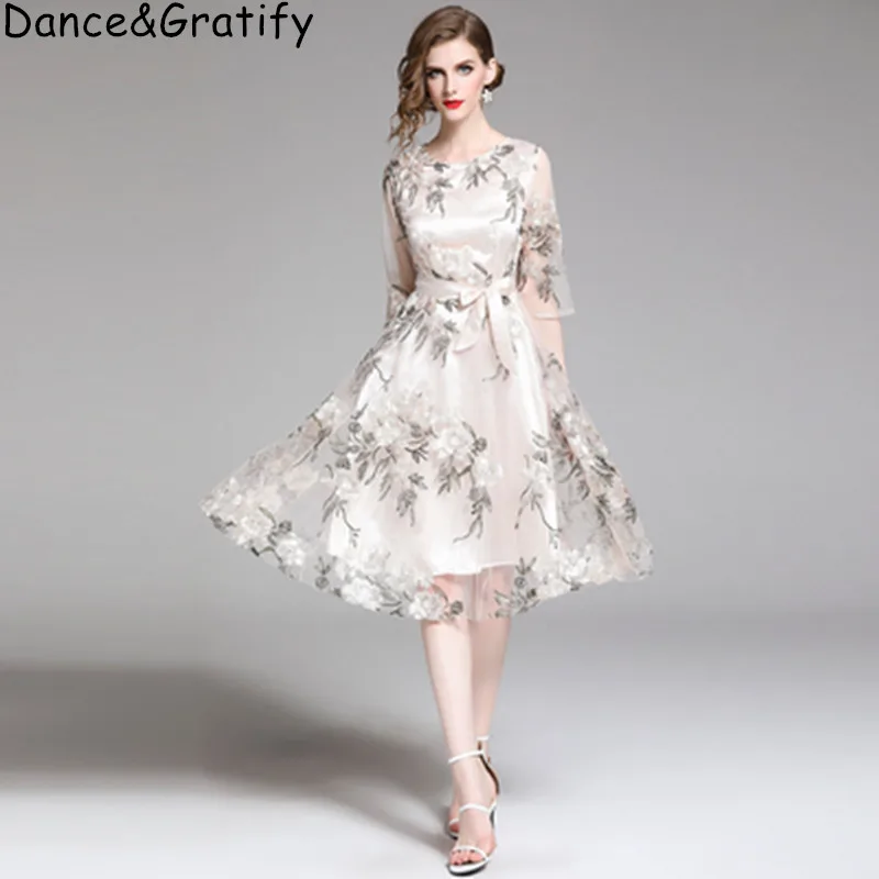 2019 Summer Runway Women Half Sleeve Floral Embroidery Beige Fashion High Quality Mesh Knee Length Elegant Party Dress
2019 Summer Runway Women Half Sleeve Floral Embroidery Beige Fashion High Quality Mesh Knee Length Elegant Party Dress