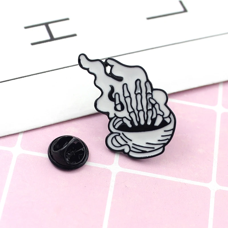 Personality Punk Rock Hiphop Style Hand Bone Skeleton Shape Brooch Stylish Pins Gift For Friend Popular Brooch For Summer Day
Personality Punk Rock Hiphop Style Hand Bone Skeleton Shape Brooch Stylish Pins Gift For Friend Popular Brooch For Summer Day