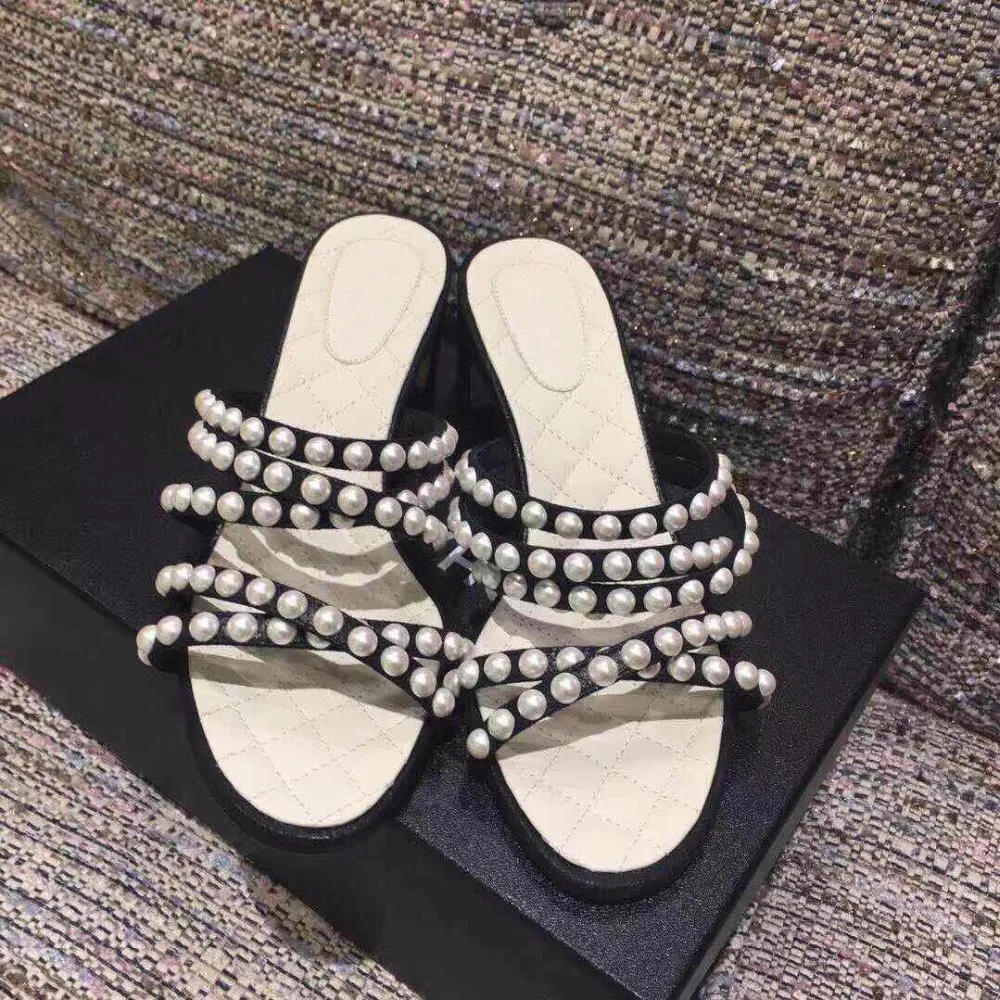 designer slides women 2019 summer slippers high quality String Bead luxury slides shoes Med Hoof Heels size 34-40
designer slides women 2019 summer slippers high quality String Bead luxury slides shoes Med Hoof Heels size 34-40