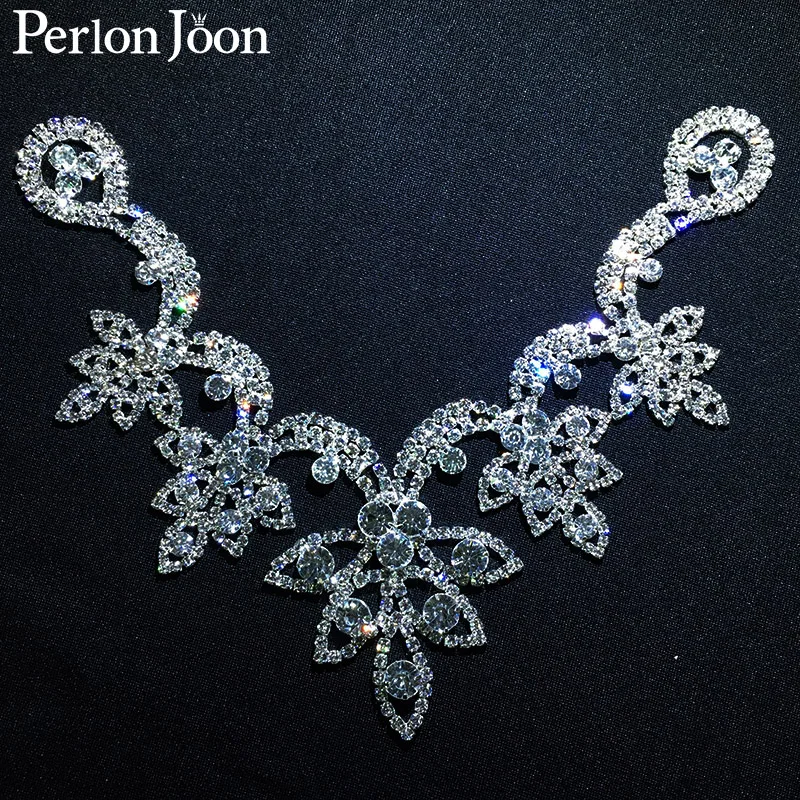 6.5*4.7 in Five Leaf Crystal Neckline sew-on rhinestone adornment for Wedding Dress Skirt Flashing Clothing Accessories YL013
6.5*4.7 in Five Leaf Crystal Neckline sew-on rhinestone adornment for Wedding Dress Skirt Flashing Clothing Accessories YL013