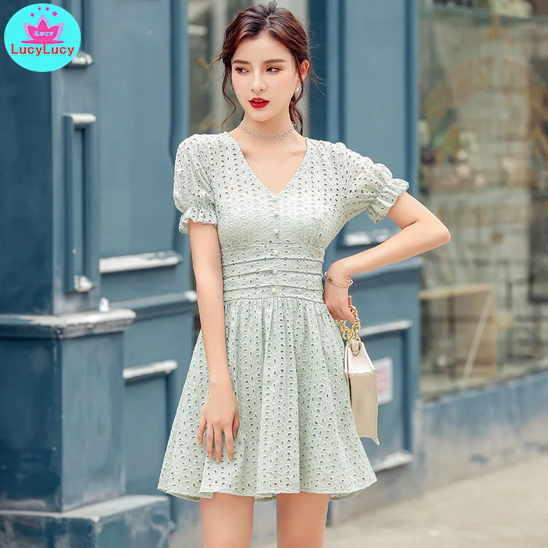 Women's 2019 summer new Korean version of the temperament V-neck hollow high waist was thin small A-shaped dress
Women's 2019 summer new Korean version of the temperament V-neck hollow high waist was thin small A-shaped dress