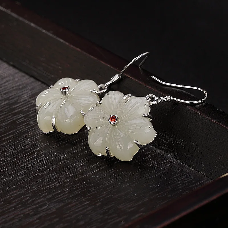 S925 pure silver natural inlaid with Hetian white natural stone flower lady personality temperament earrings
S925 pure silver natural inlaid with Hetian white natural stone flower lady personality temperament earrings