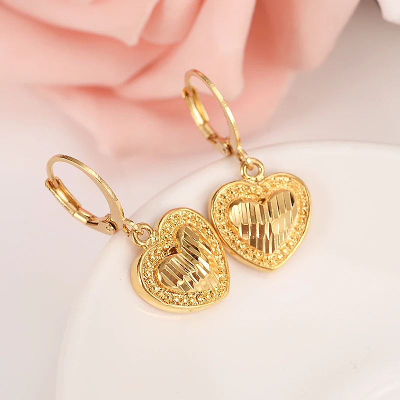 Gold Dubai heart shape Dangle Earrings Women Fashion love Jewelry Gold Metal Drop Earrings For girls kids Gifts wedding bridal
Gold Dubai heart shape Dangle Earrings Women Fashion love Jewelry Gold Metal Drop Earrings For girls kids Gifts wedding bridal