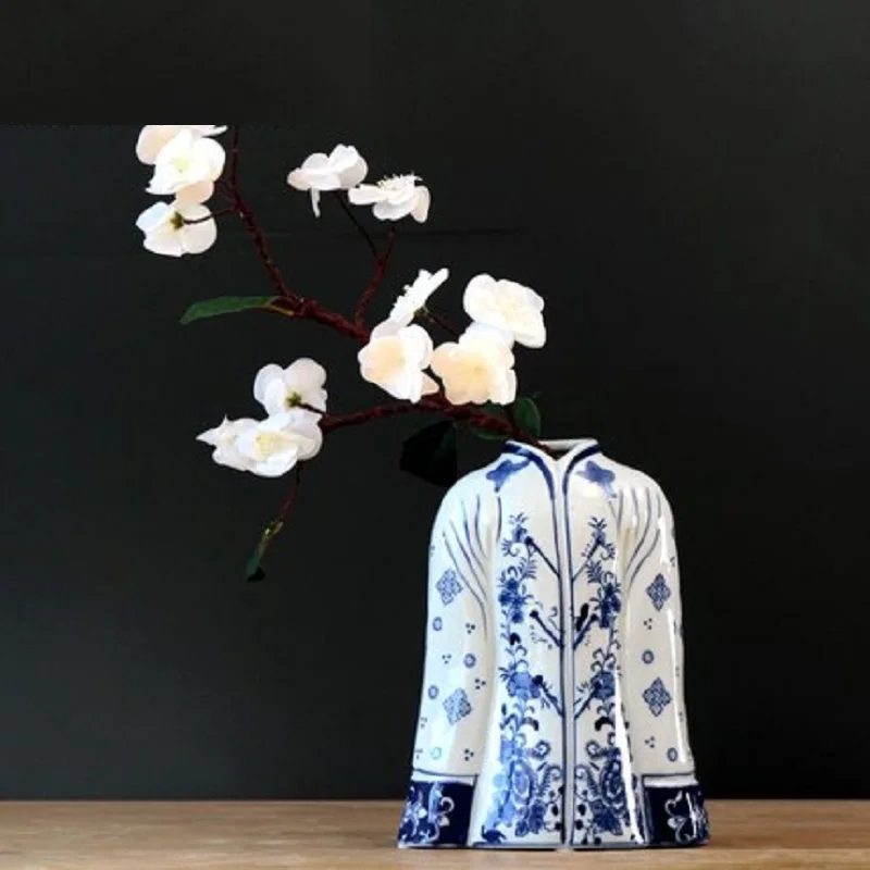 The new Chinese flower Jingdezhen antique porcelain blue and white porcelain vase floral ornaments retro model room
The new Chinese flower Jingdezhen antique porcelain blue and white porcelain vase floral ornaments retro model room