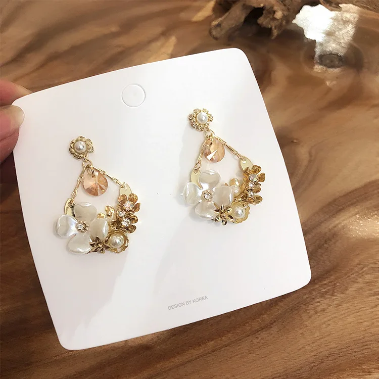 EARS HIGH 2019 Korean Luxury Handmade Metal Flowers Simulated Pearl Drop Earrings For Women Fashion Cute Crystal Brincos Jewelry
EARS HIGH 2019 Korean Luxury Handmade Metal Flowers Simulated Pearl Drop Earrings For Women Fashion Cute Crystal Brincos Jewelry