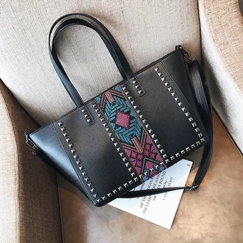 2020 Fashion Trapeze Embroidery Bag Women Handbags Large Capacity Tote Rivet Crossbody Messenger Bag Female Luxury Brand Handbag
2020 Fashion Trapeze Embroidery Bag Women Handbags Large Capacity Tote Rivet Crossbody Messenger Bag Female Luxury Brand Handbag