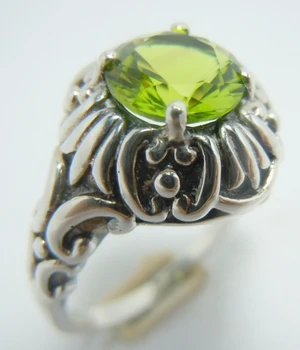 The new 2014 classic decorative pattern time Olive green gem 1.5 CT character index finger ring
The new 2014 classic decorative pattern time Olive green gem 1.5 CT character index finger ring