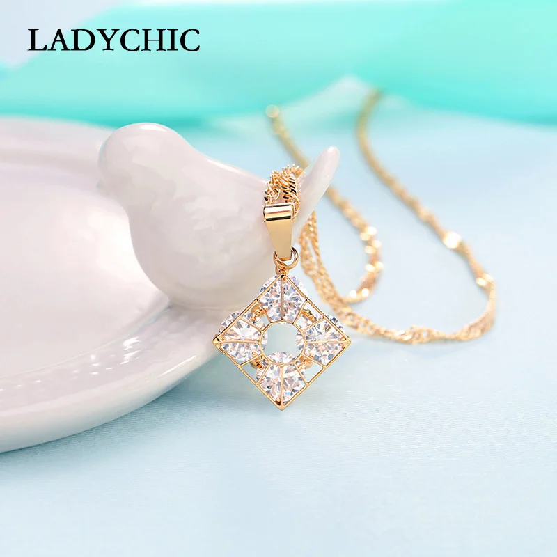 LADYCHIC Shining Clear Crystal Pendant High Quality Square Frame Inlaid AAA Zircon Necklace for Women Jewelry Wholesale LN1135
LADYCHIC Shining Clear Crystal Pendant High Quality Square Frame Inlaid AAA Zircon Necklace for Women Jewelry Wholesale LN1135