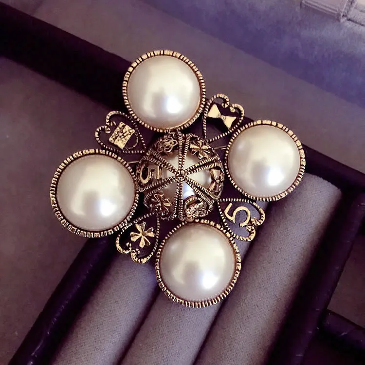 B201 Number 5 pearl vintage C style Famous Luxury Brand Designer Jewelry 2018 Brooch Pins Broach For Women Sweater Dress 
B201 Number 5 pearl vintage C style Famous Luxury Brand Designer Jewelry 2018 Brooch Pins Broach For Women Sweater Dress