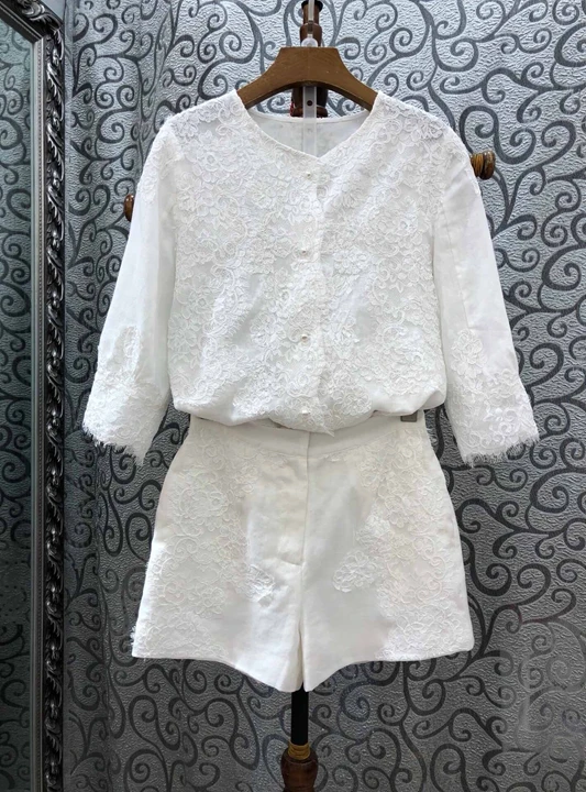 Summer 2019 New Women's Round Neck Dark Embroidery Sleeve Top + Shorts Pure Embroidery Suit 619
Summer 2019 New Women's Round Neck Dark Embroidery Sleeve Top + Shorts Pure Embroidery Suit 619