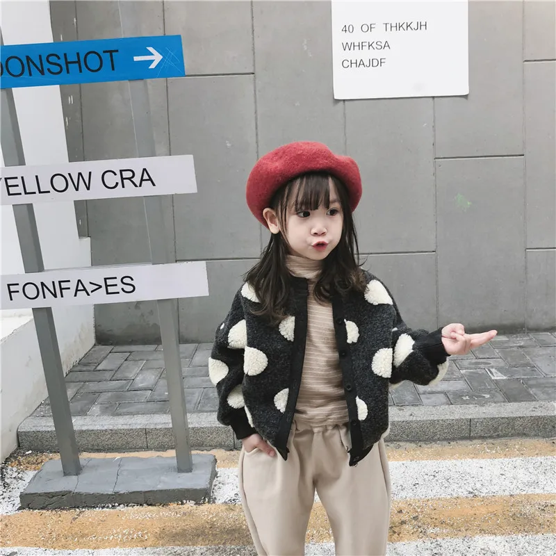 2019 New Girls Autumn And Winter Coats Children Fashion Polka Dot Jacket Cardigan tops
2019 New Girls Autumn And Winter Coats Children Fashion Polka Dot Jacket Cardigan tops