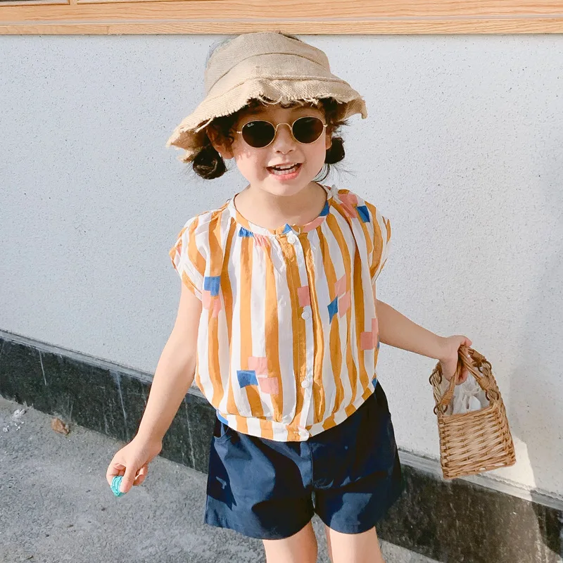 Korean style cute girls vertical stripe loose blouses 1-7 years kids single-breasted sleevless Tops clothes
Korean style cute girls vertical stripe loose blouses 1-7 years kids single-breasted sleevless Tops clothes