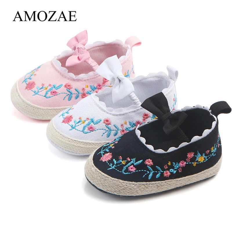2020 Baby Shoes Floral Embroidery Shoes For Newborn Soft Soled Anti-Slip Crib Princess Shoes Infant Toddler Kids Shoes For 0-18M
2020 Baby Shoes Floral Embroidery Shoes For Newborn Soft Soled Anti-Slip Crib Princess Shoes Infant Toddler Kids Shoes For 0-18M