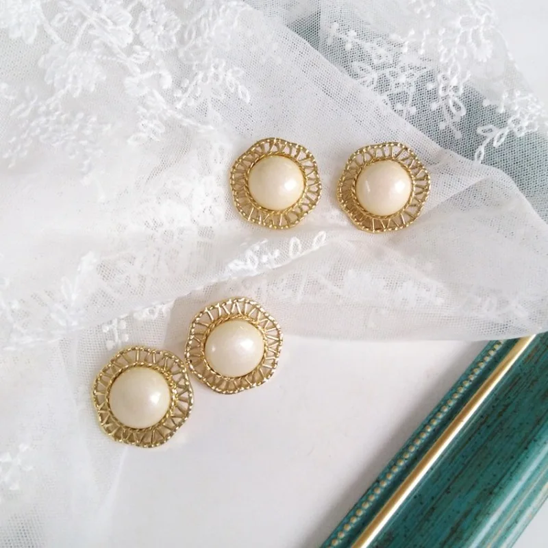 Simple Vintage Geometric Irregular Hollow Pattern Stud Earrings Women Girl Fashion Temperament Ear Clip Jewelry Accessories
Simple Vintage Geometric Irregular Hollow Pattern Stud Earrings Women Girl Fashion Temperament Ear Clip Jewelry Accessories