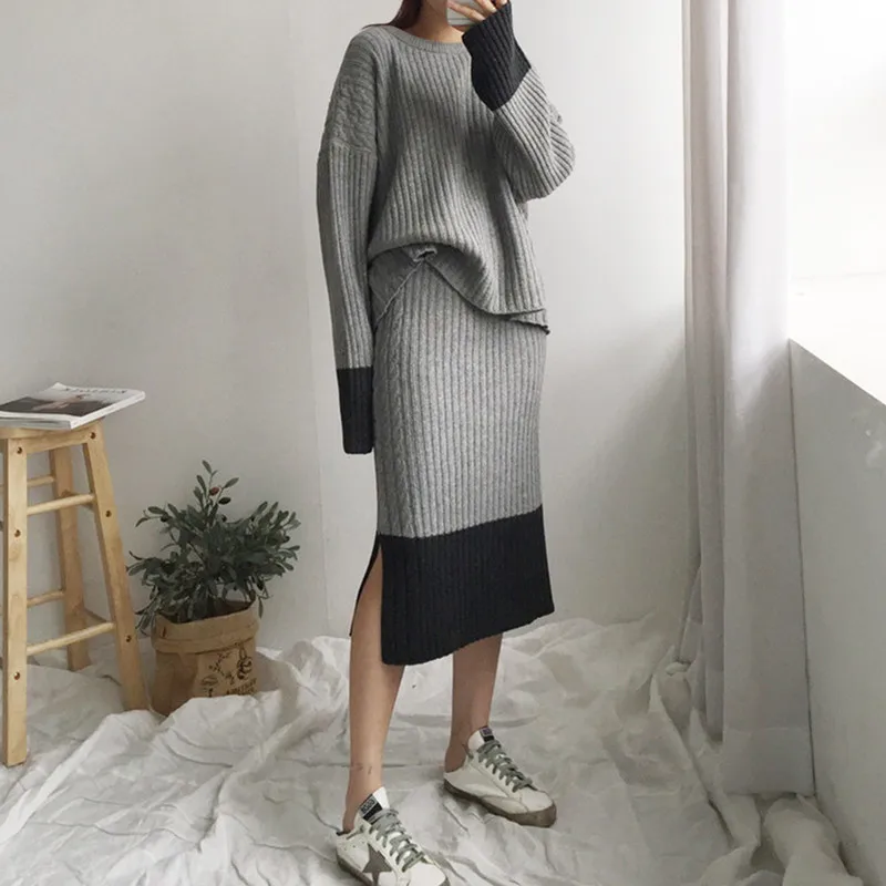 Korea 2019 autumn new fashion color matching christmas Loose pullover sweater + two-piece Skirt suit
Korea 2019 autumn new fashion color matching christmas Loose pullover sweater + two-piece Skirt suit