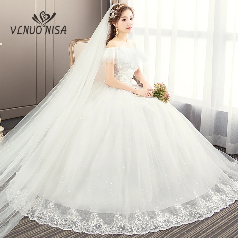 Fashion Simple Customized Wedding Dresses Exquisite Embroidery Tulle Boat Neck Ball Gown with Delicate Applique and Sequins
Fashion Simple Customized Wedding Dresses Exquisite Embroidery Tulle Boat Neck Ball Gown with Delicate Applique and Sequins