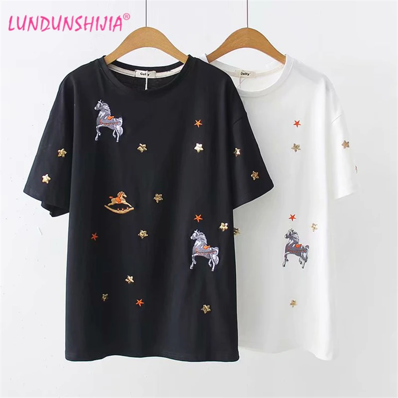 LUNDUNSHIJIA Horse Embroidery Harajuku T-shirts For Women 2019 Summer 100% Cotton Fashion Star Sequin Loose Female T-shirt
LUNDUNSHIJIA Horse Embroidery Harajuku T-shirts For Women 2019 Summer 100% Cotton Fashion Star Sequin Loose Female T-shirt
