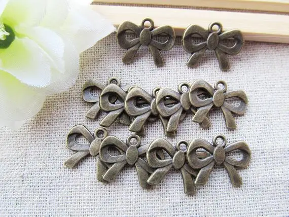200pcs 18.80mmx14.50mm Flat Antique Bronze Bowknot/Bow tie Connector Pendant/Hanging Charm/Finding,DIY Accessory Jewelry Making
200pcs 18.80mmx14.50mm Flat Antique Bronze Bowknot/Bow tie Connector Pendant/Hanging Charm/Finding,DIY Accessory Jewelry Making