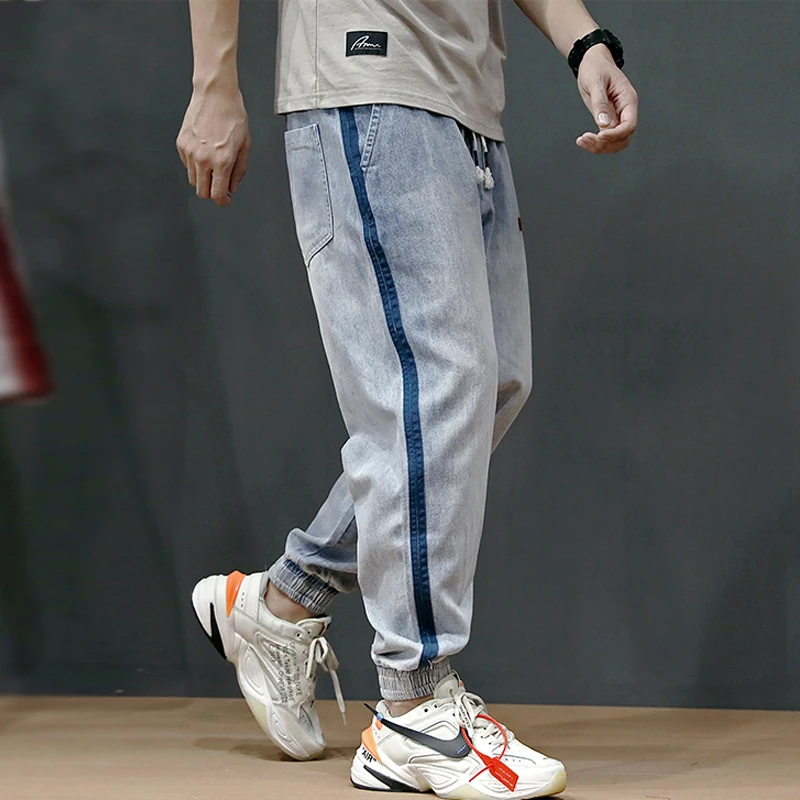 Fashion Streetwear Men Jeans Light Blue White Wash Vintage Harem Pants Side Stripe Spliced Slack Bottom Hip Hop Jogger Jeans Men
Fashion Streetwear Men Jeans Light Blue White Wash Vintage Harem Pants Side Stripe Spliced Slack Bottom Hip Hop Jogger Jeans Men