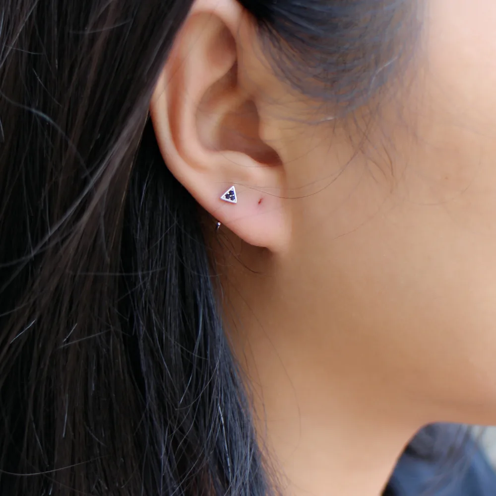New 925 sterling silver earrings curved needle-studded geometric small earrings wild fashion men women boys girls ear jewelry
New 925 sterling silver earrings curved needle-studded geometric small earrings wild fashion men women boys girls ear jewelry
