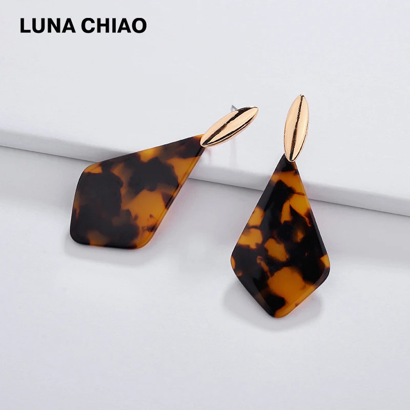 LUNA CHIAO Hotsale Geometric Water Drop Shape Tortoise Leopard Print Marble Stone Acrylic Drop Dangle Statement Earrings
LUNA CHIAO Hotsale Geometric Water Drop Shape Tortoise Leopard Print Marble Stone Acrylic Drop Dangle Statement Earrings