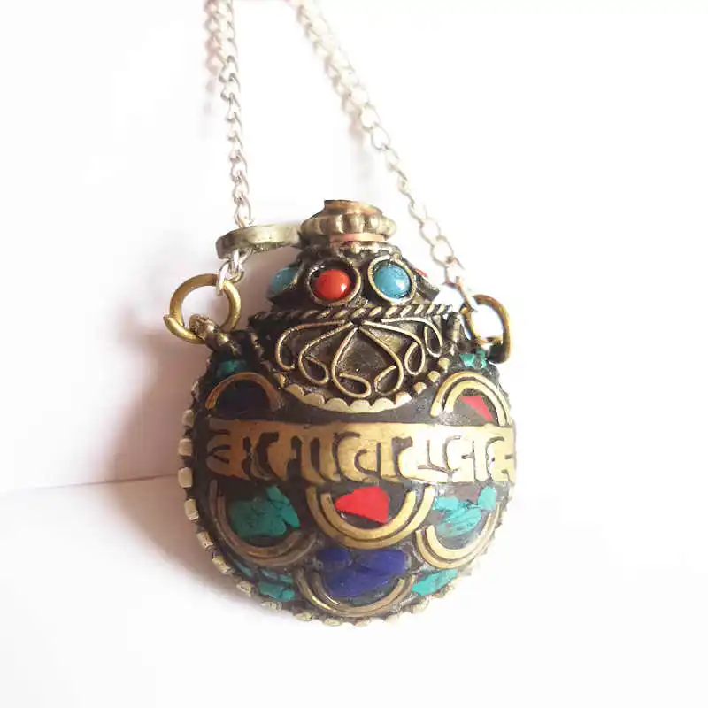BYH017 Tibetan Mantras Amulet Pendants Nepal Brass Inlaid Stone Lovely Small Snuff Bottles
BYH017 Tibetan Mantras Amulet Pendants Nepal Brass Inlaid Stone Lovely Small Snuff Bottles