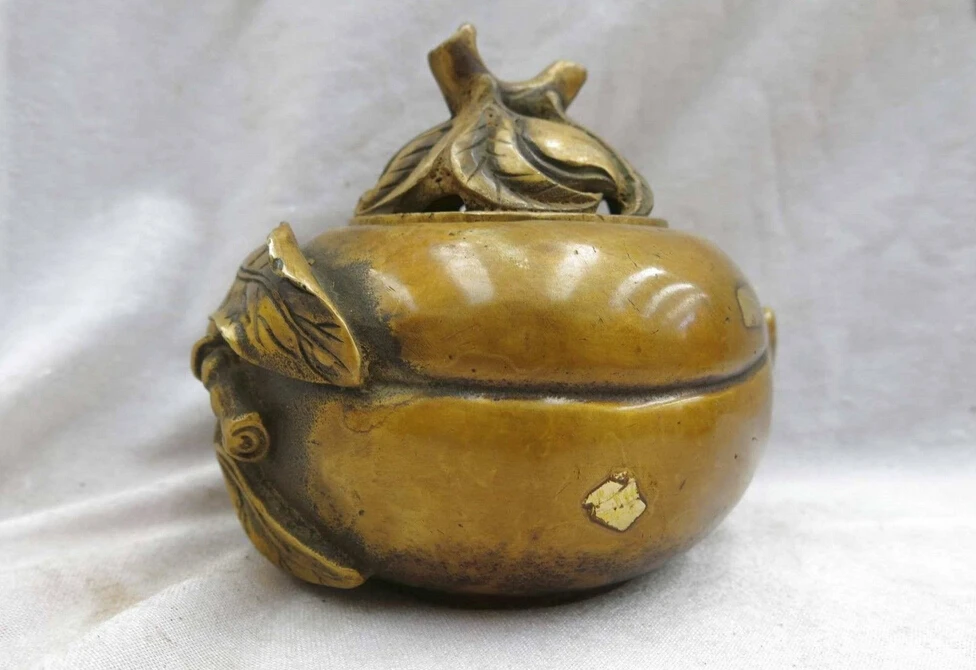 China brass Copper carved Buddhism peach leaf peach censer incense burner
China brass Copper carved Buddhism peach leaf peach censer incense burner