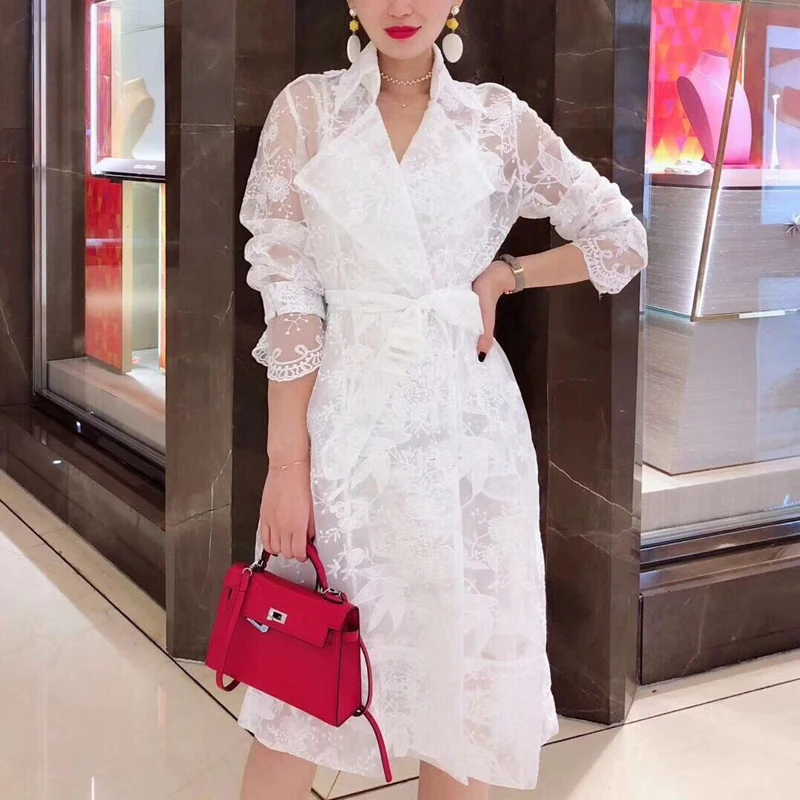 SHTONGHUA New Vintage Flower Embroidery 2019 Runway Trench Coat Women Double-Breasted Long Sleeve Belt Mesh Long Coat Outerwear
SHTONGHUA New Vintage Flower Embroidery 2019 Runway Trench Coat Women Double-Breasted Long Sleeve Belt Mesh Long Coat Outerwear