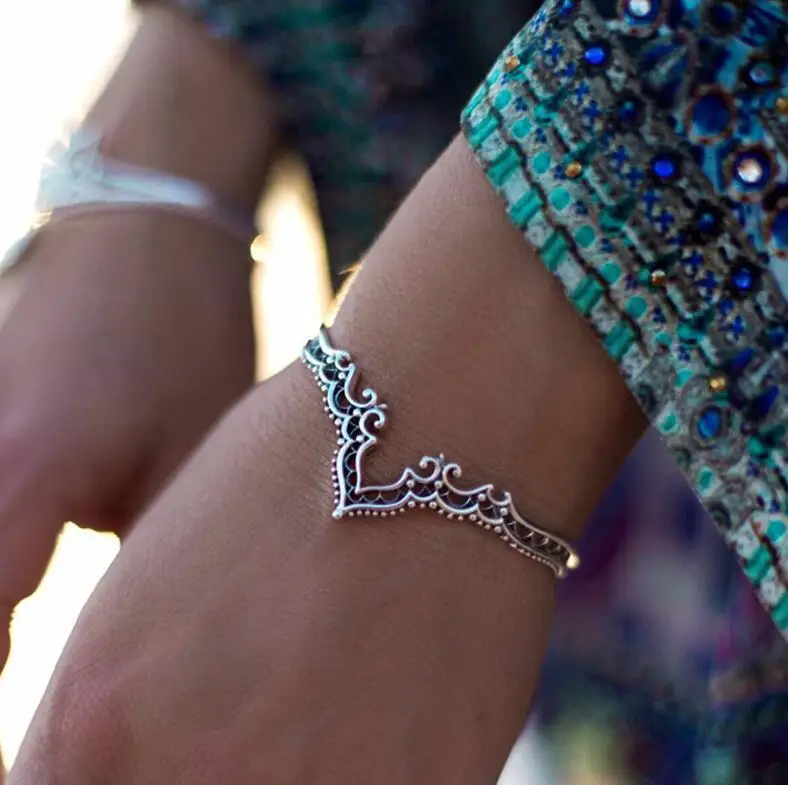 Fashion Crown Hollow Pattern Bracelet & Bangle For Women Gold Silver Color Simple Adjustable Open Bracelets Jewelry Party Gifts
Fashion Crown Hollow Pattern Bracelet & Bangle For Women Gold Silver Color Simple Adjustable Open Bracelets Jewelry Party Gifts