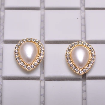 (M1016) 20mmx25mm rhinestone embellishment,100pcs/lot,ivory pearl in middle,light gold plating,flat back
(M1016) 20mmx25mm rhinestone embellishment,100pcs/lot,ivory pearl in middle,light gold plating,flat back