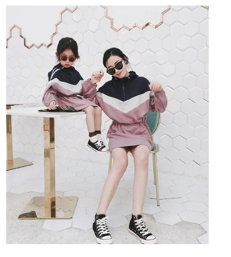 Matching Family Outfits Casual Long Sleeve Sweatshirt Dress Mother Daughter Dresses Hood Splice Mommy and Me Clothes Family Look
Matching Family Outfits Casual Long Sleeve Sweatshirt Dress Mother Daughter Dresses Hood Splice Mommy and Me Clothes Family Look