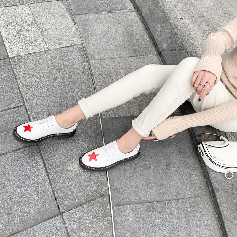 Women's Genuine Leather shoes Fashion Patent leather embroidered star ladies Spring Autunm pumps cow leather Brocken shoes
Women's Genuine Leather shoes Fashion Patent leather embroidered star ladies Spring Autunm pumps cow leather Brocken shoes