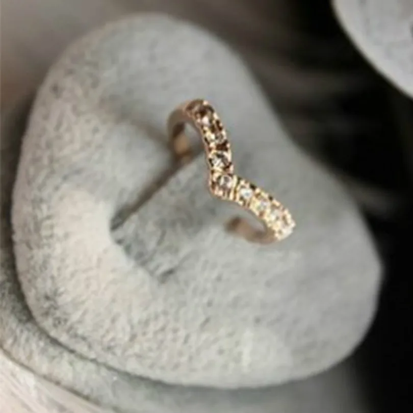New fashion jewelry bohemian ring V-shaped design shiny crystal ring hot female elegant ring new simple crystal ring
New fashion jewelry bohemian ring V-shaped design shiny crystal ring hot female elegant ring new simple crystal ring