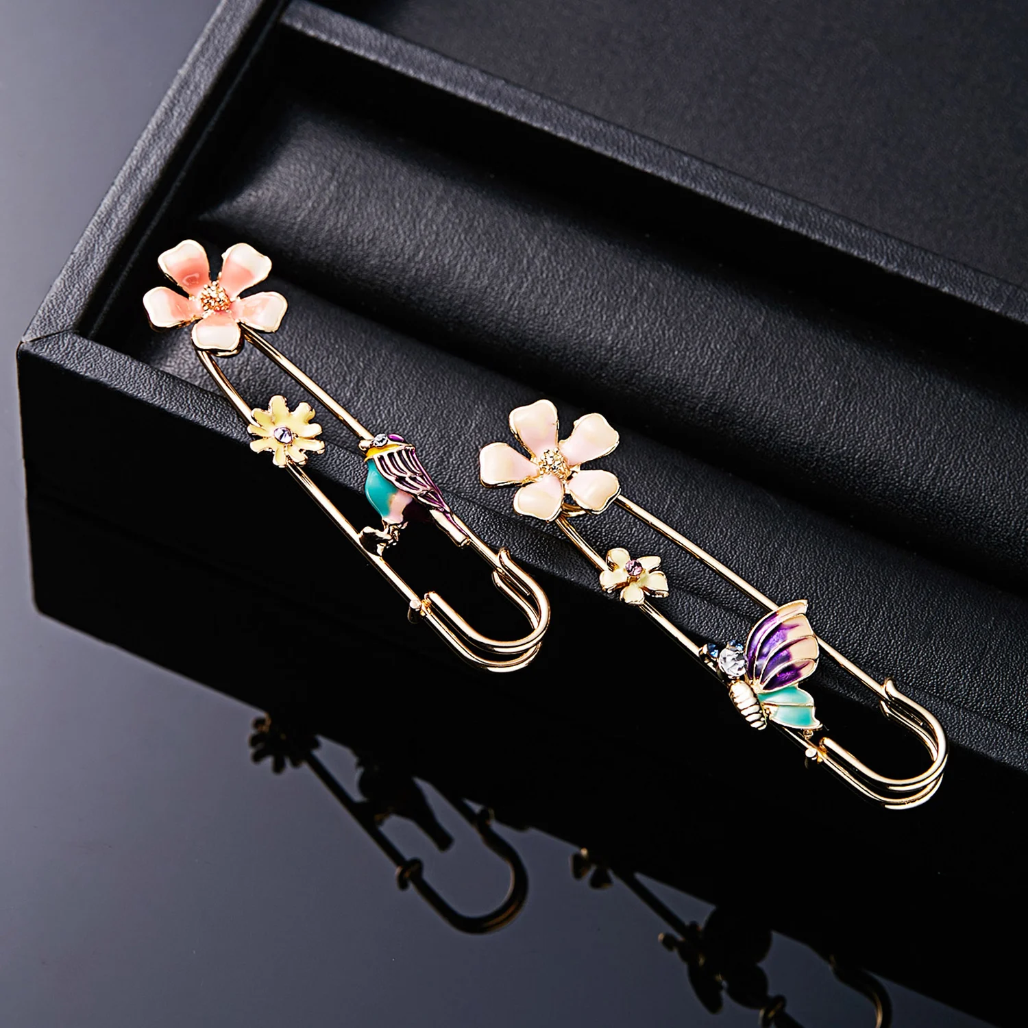 Flower classical Brooch Large Vintage Female Pins Brooches for Women Collar Lapel Pins Badge Flower Rhinestone Brooch Jewelry
Flower classical Brooch Large Vintage Female Pins Brooches for Women Collar Lapel Pins Badge Flower Rhinestone Brooch Jewelry