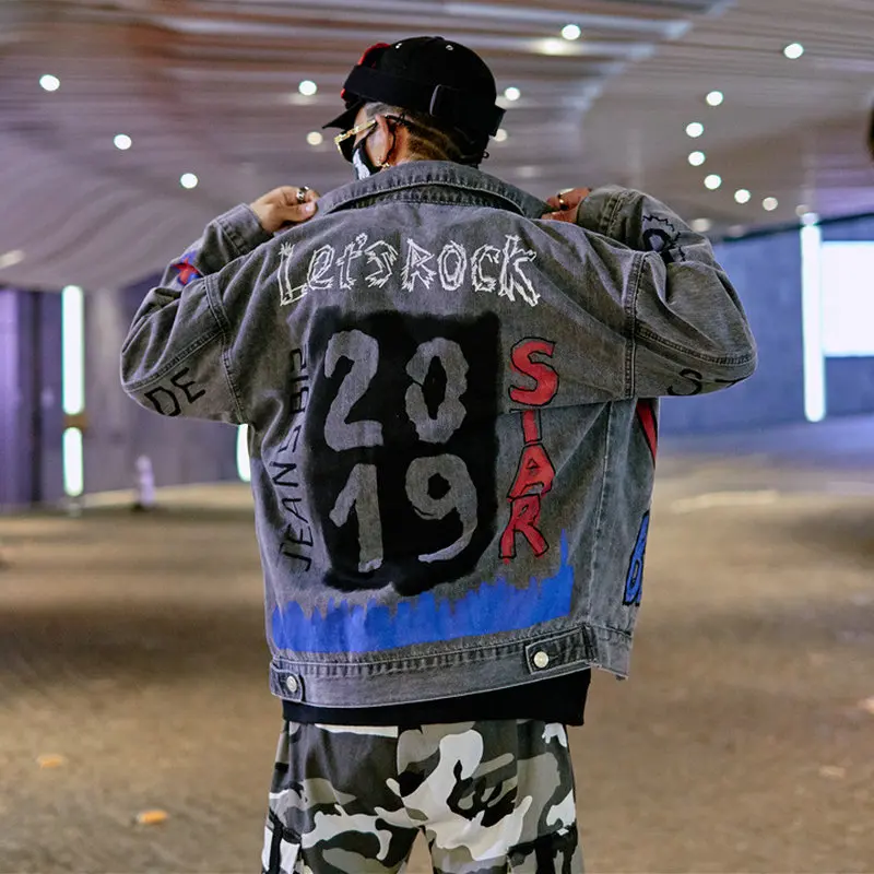 Streetwear Jeans Jacket Men 2019 Spring New Hip Hop Letter Printing Mens Denim Jacket Fashion Male Overcoat
Streetwear Jeans Jacket Men 2019 Spring New Hip Hop Letter Printing Mens Denim Jacket Fashion Male Overcoat