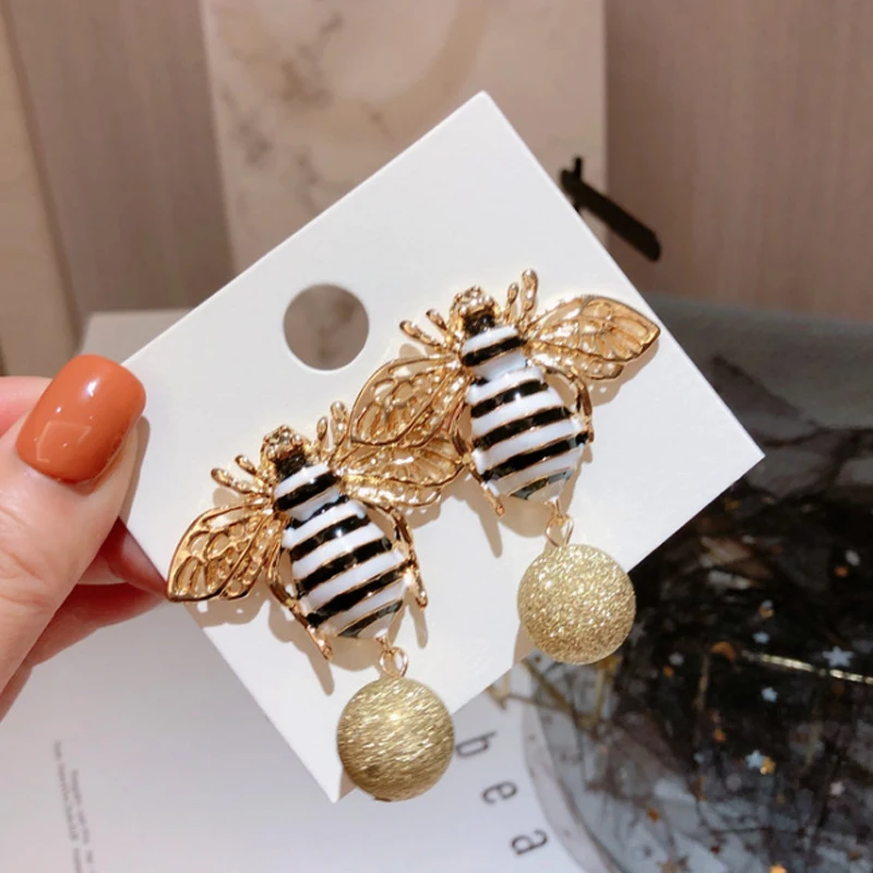 Korean Animal Bee Stud Earrings Silver Needle Cartoon Insect Pierce Earring Exaggerated Gold Ball Spring Earrings Punk
Korean Animal Bee Stud Earrings Silver Needle Cartoon Insect Pierce Earring Exaggerated Gold Ball Spring Earrings Punk