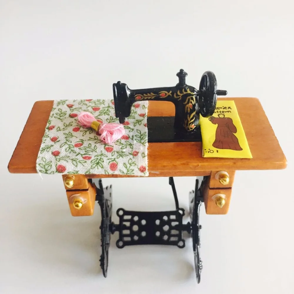 Retro Vintage Sewing Machine Dollhouse Miniature 1:12 Scale Fairy Doll Home Life Scene For Kid Children Holidays Gift
Retro Vintage Sewing Machine Dollhouse Miniature 1:12 Scale Fairy Doll Home Life Scene For Kid Children Holidays Gift