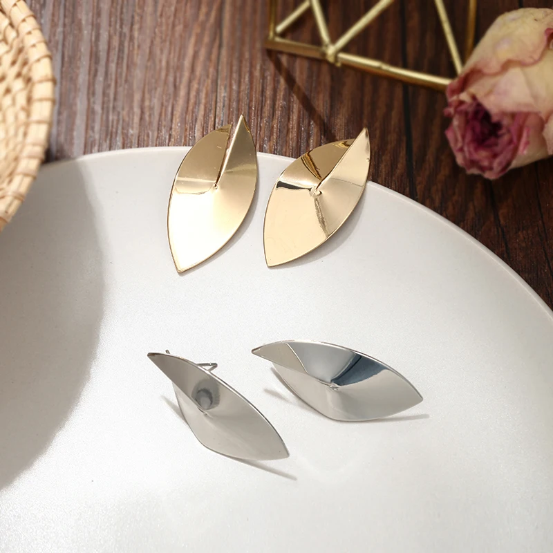 Golden Silver Color Stud Earrings For Women Leaf Design Elegant Metal Statement Jewelry Wedding Party Jewelry Wholesale
Golden Silver Color Stud Earrings For Women Leaf Design Elegant Metal Statement Jewelry Wedding Party Jewelry Wholesale