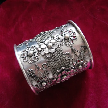 Personalized jewelry Miao silver exaggerated bracelets wide version of three-dimensional flower bracelets
Personalized jewelry Miao silver exaggerated bracelets wide version of three-dimensional flower bracelets