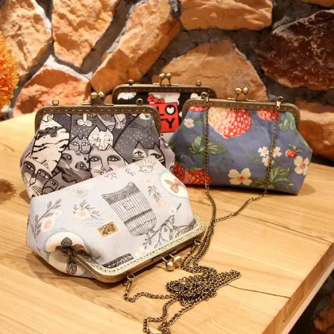 B398 lovely Cartoon Non-finished products purse frame Kits Material package DIY sewing Bag metal purse frame kiss clasp 18cm
B398 lovely Cartoon Non-finished products purse frame Kits Material package DIY sewing Bag metal purse frame kiss clasp 18cm