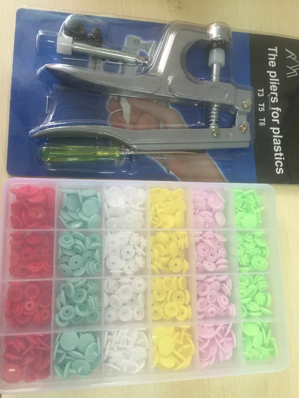 6 Colors 200 Stud Button Snaps T5 T3 T8 Snap Starter Plastic Poppers Fasteners + Pliers
6 Colors 200 Stud Button Snaps T5 T3 T8 Snap Starter Plastic Poppers Fasteners + Pliers