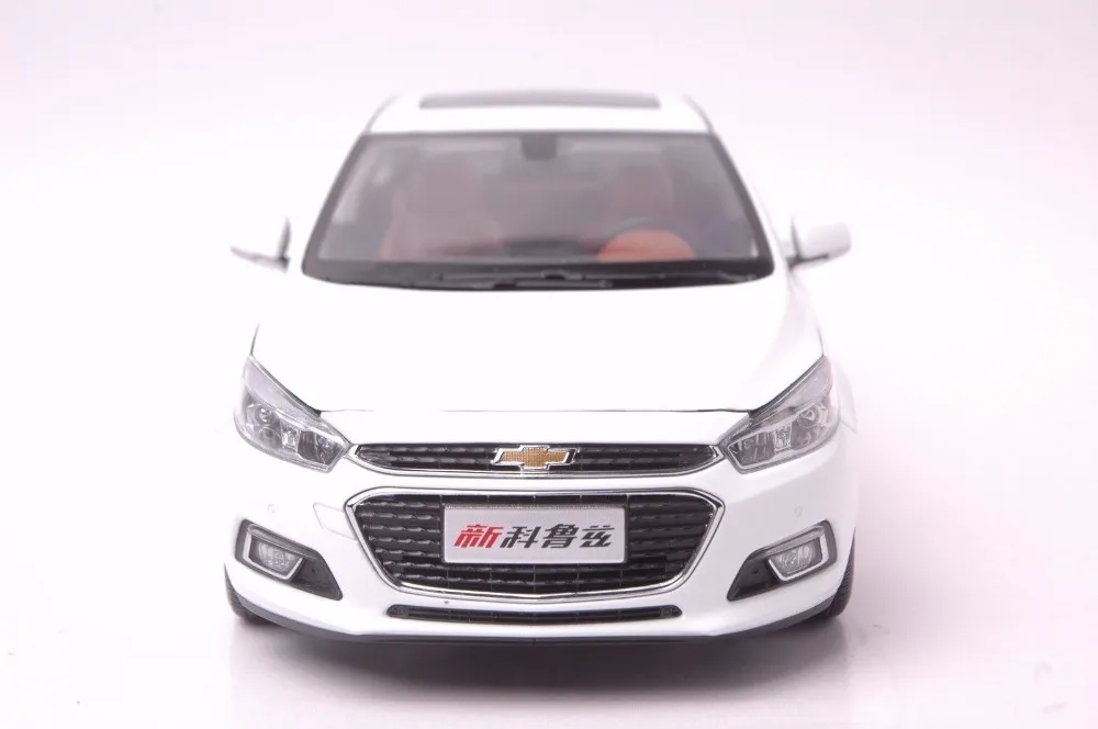Cadillac SRX 2014 SUV model in scale 118 (2)