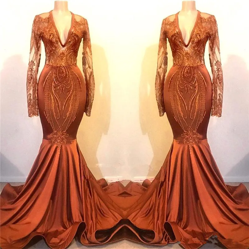 Коричневое атласное платье-чехол с глубоким V-образным вырезом платье для