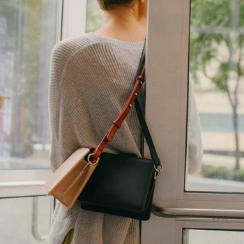 Niche design multi-layer color tone organ shoulder bag female 2020 new simple small Messenger bag
Niche design multi-layer color tone organ shoulder bag female 2020 new simple small Messenger bag